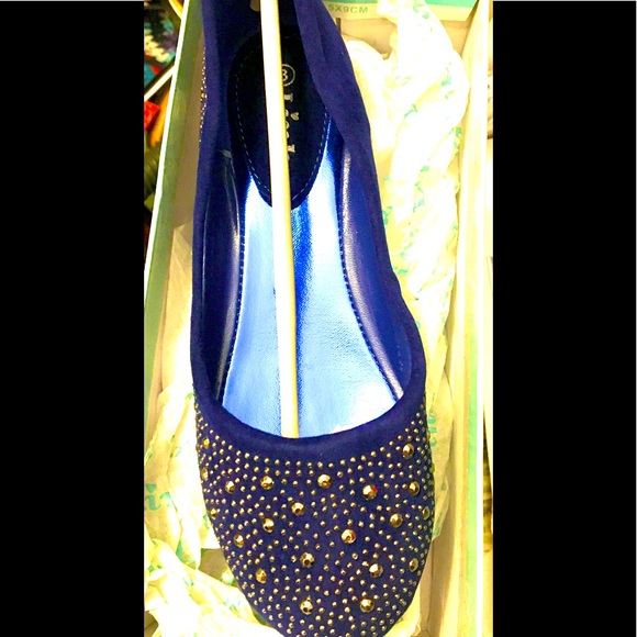 Deep Blue Dress Shoes with Embellishments
Flats Size 3 Girls
NIB - Picture 3 of 4